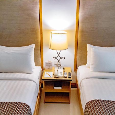 Crown Regency Courtyard Resort Balabag  Екстер'єр фото