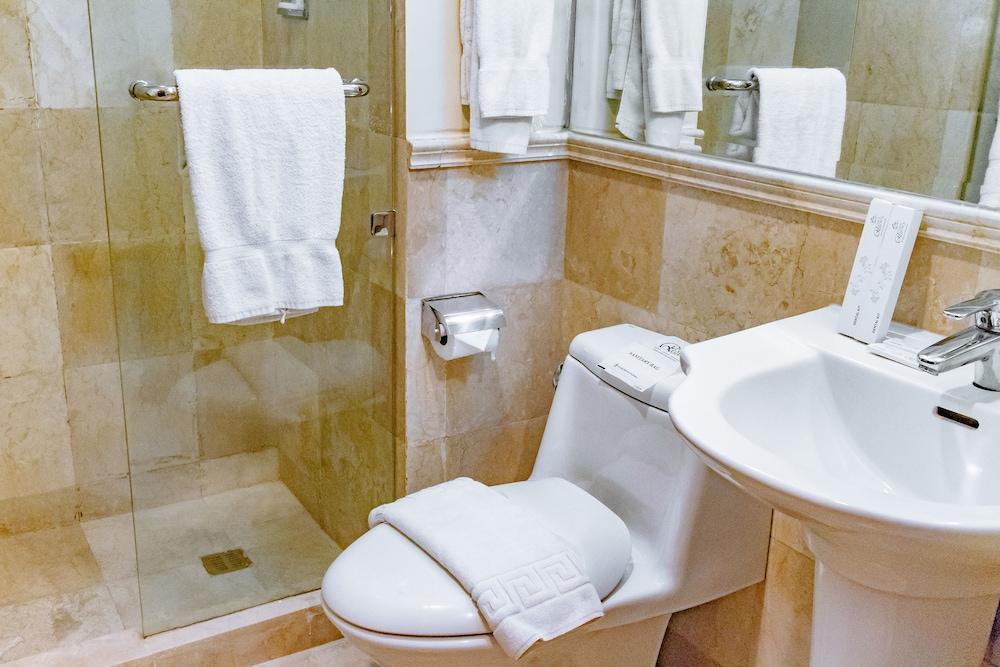 Crown Regency Courtyard Resort Balabag  Екстер'єр фото
