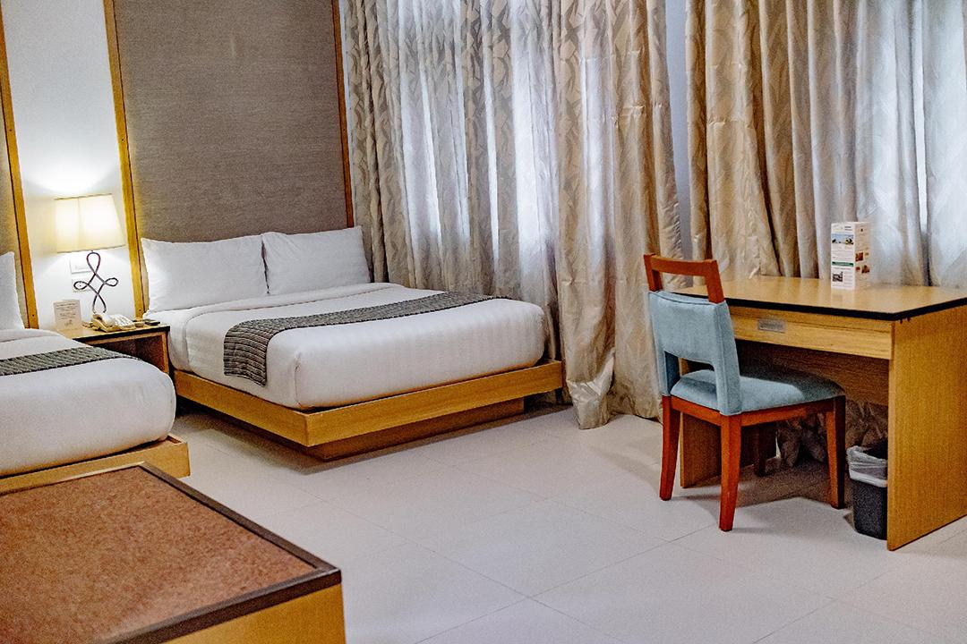 Crown Regency Courtyard Resort Balabag  Екстер'єр фото