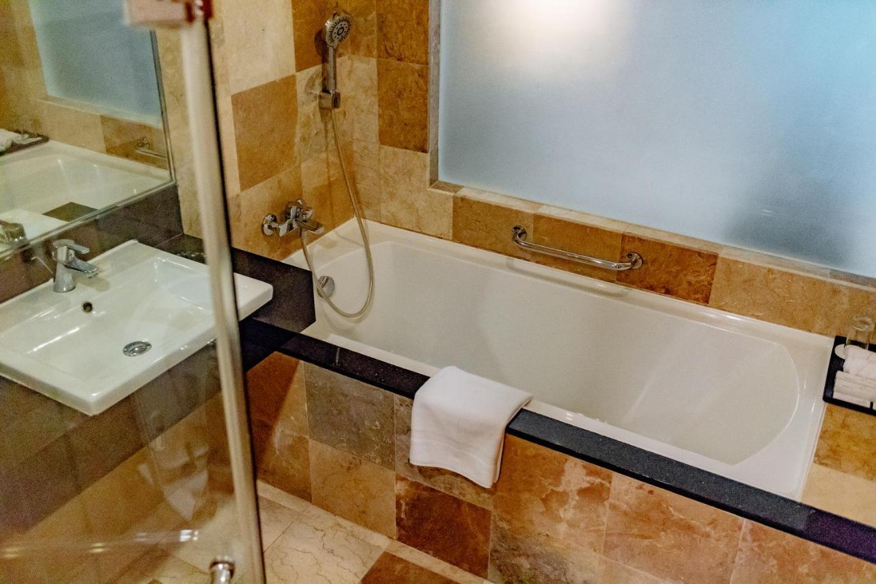Crown Regency Courtyard Resort Balabag  Екстер'єр фото