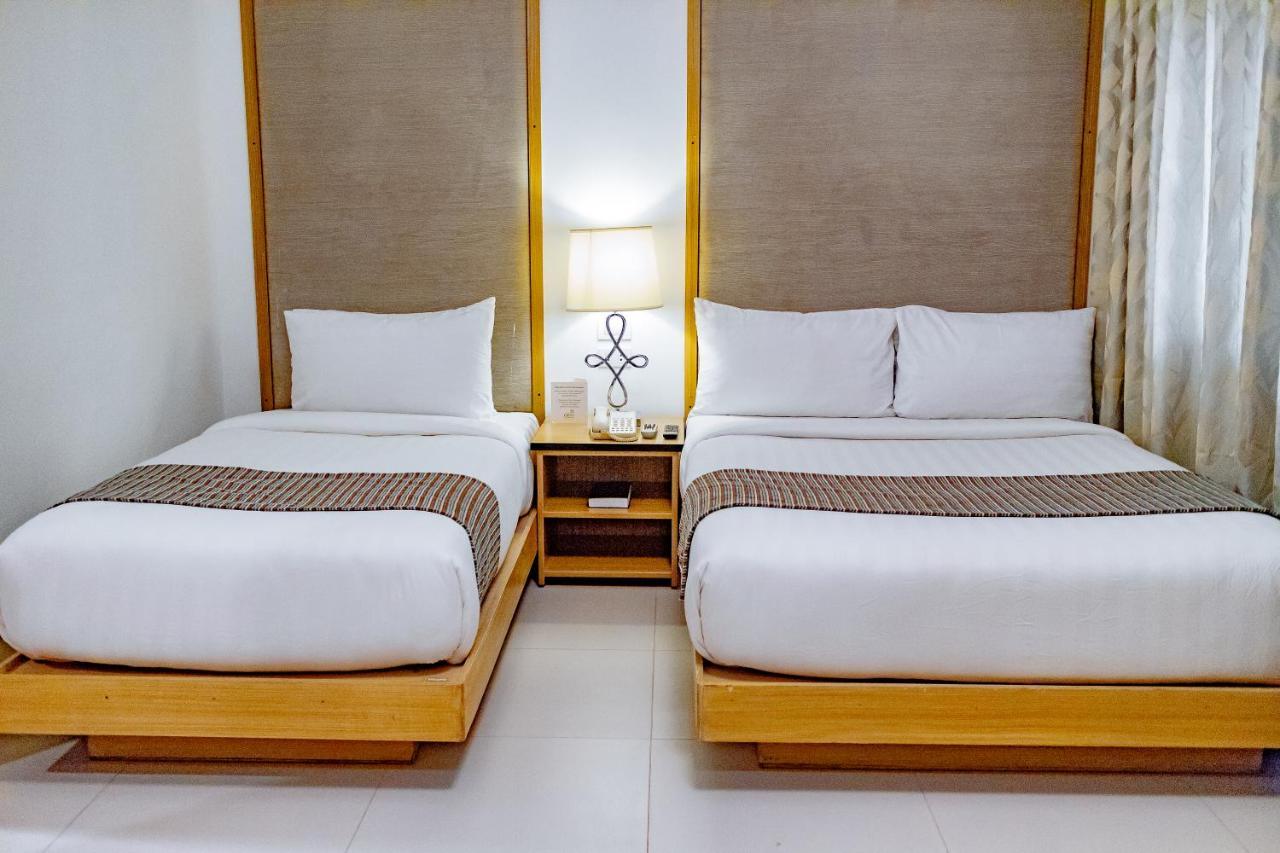 Crown Regency Courtyard Resort Balabag  Екстер'єр фото