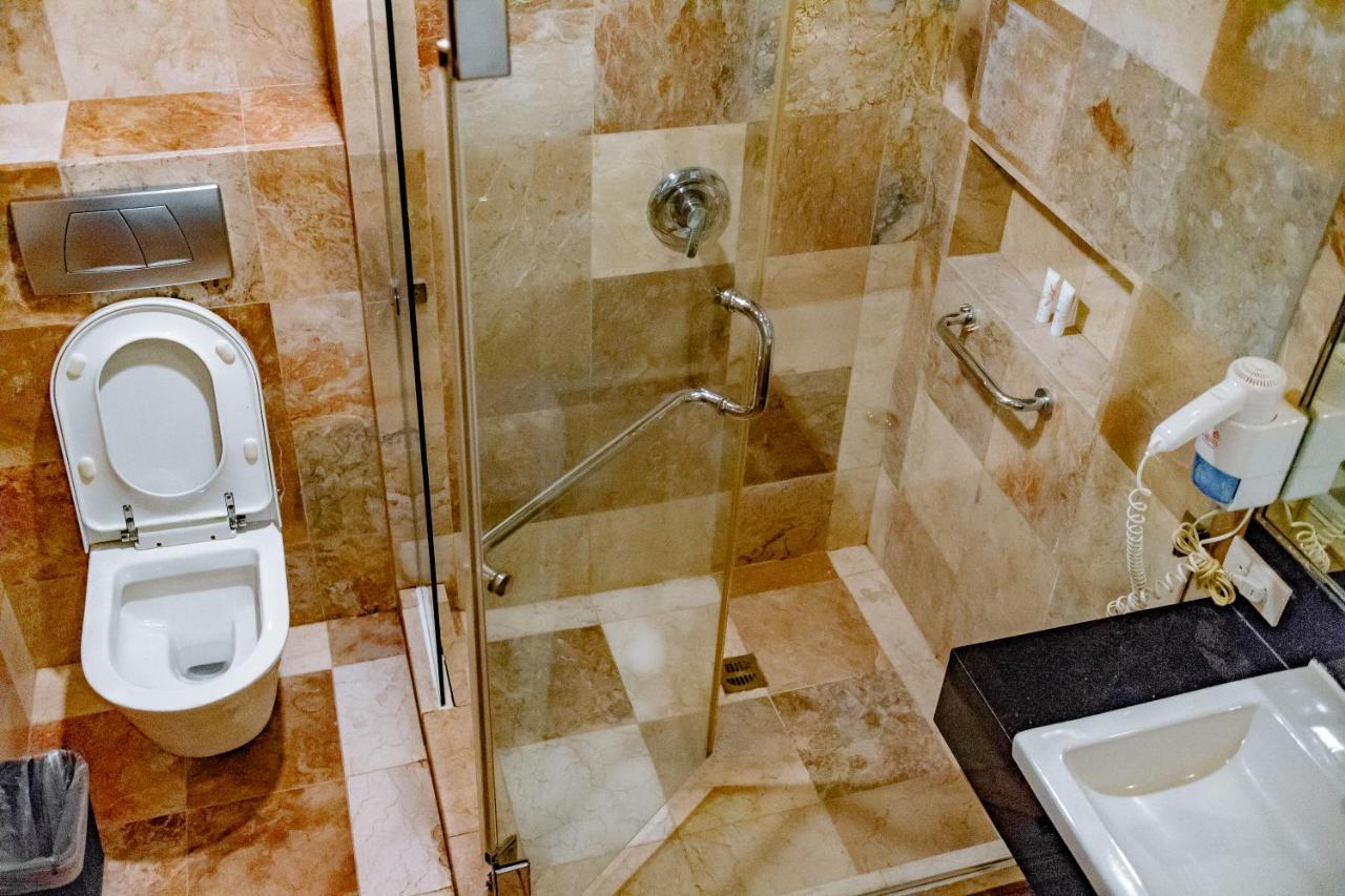 Crown Regency Courtyard Resort Balabag  Екстер'єр фото