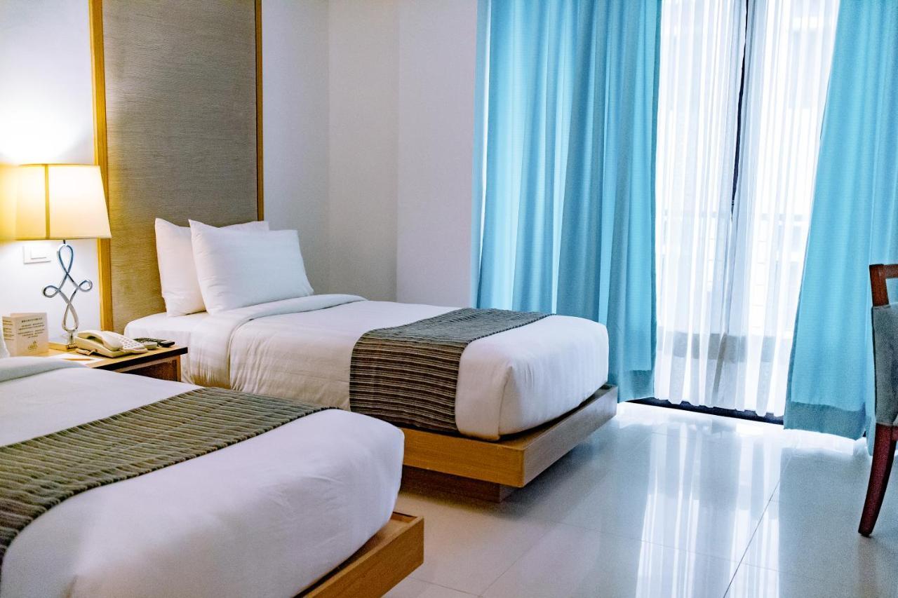 Crown Regency Courtyard Resort Balabag  Екстер'єр фото
