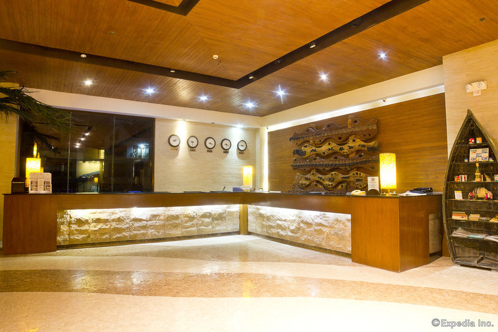 Crown Regency Courtyard Resort Balabag  Екстер'єр фото