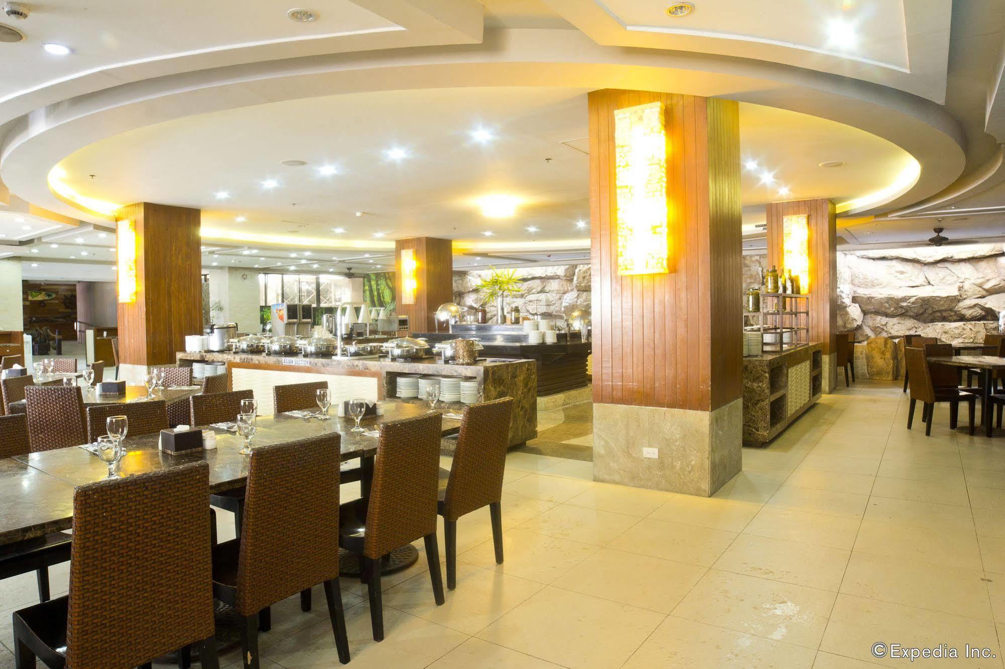 Crown Regency Courtyard Resort Balabag  Екстер'єр фото