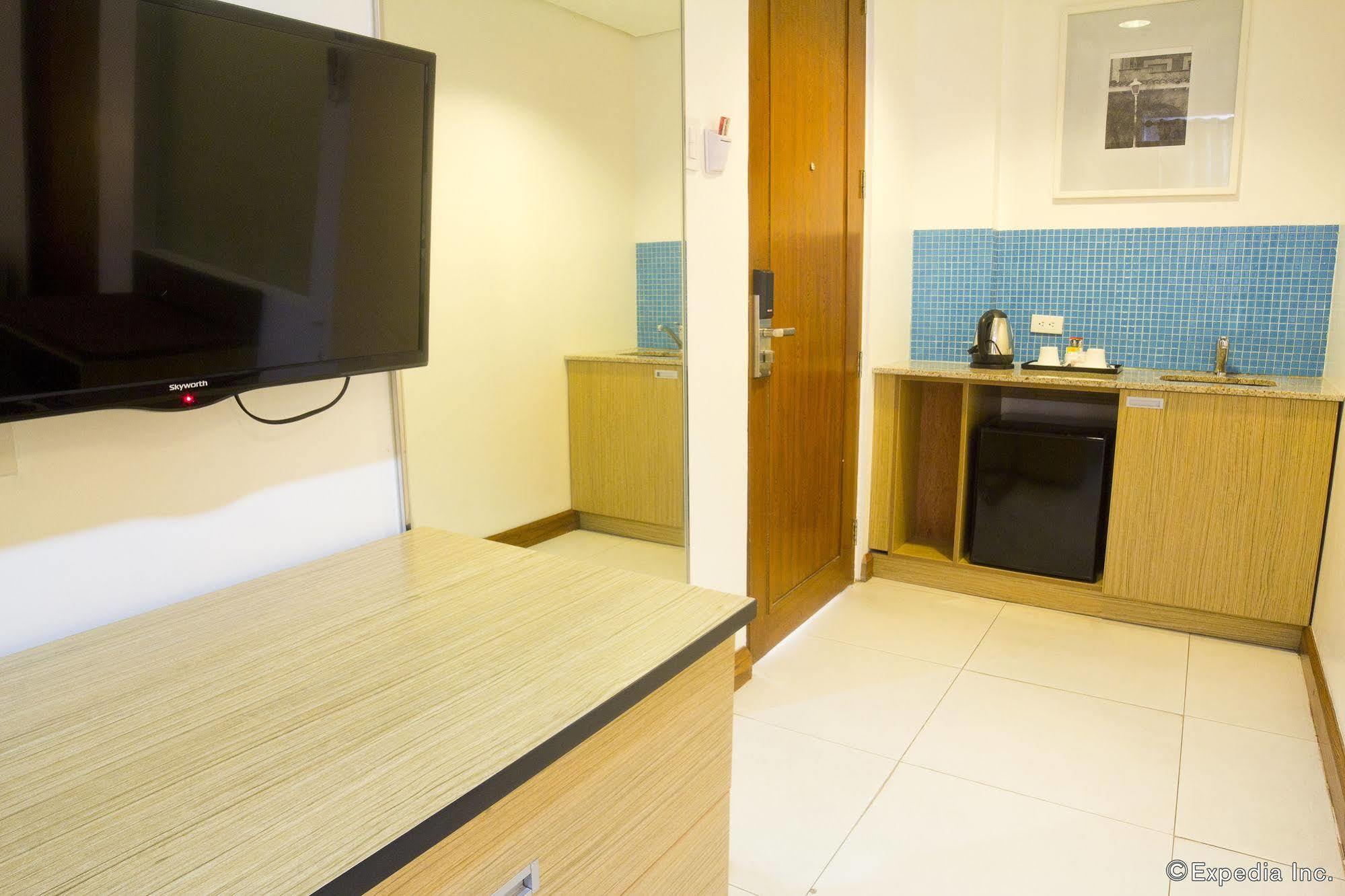 Crown Regency Courtyard Resort Balabag  Екстер'єр фото