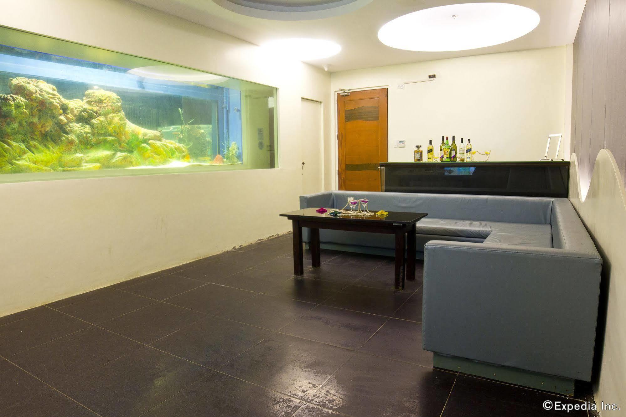 Crown Regency Courtyard Resort Balabag  Екстер'єр фото