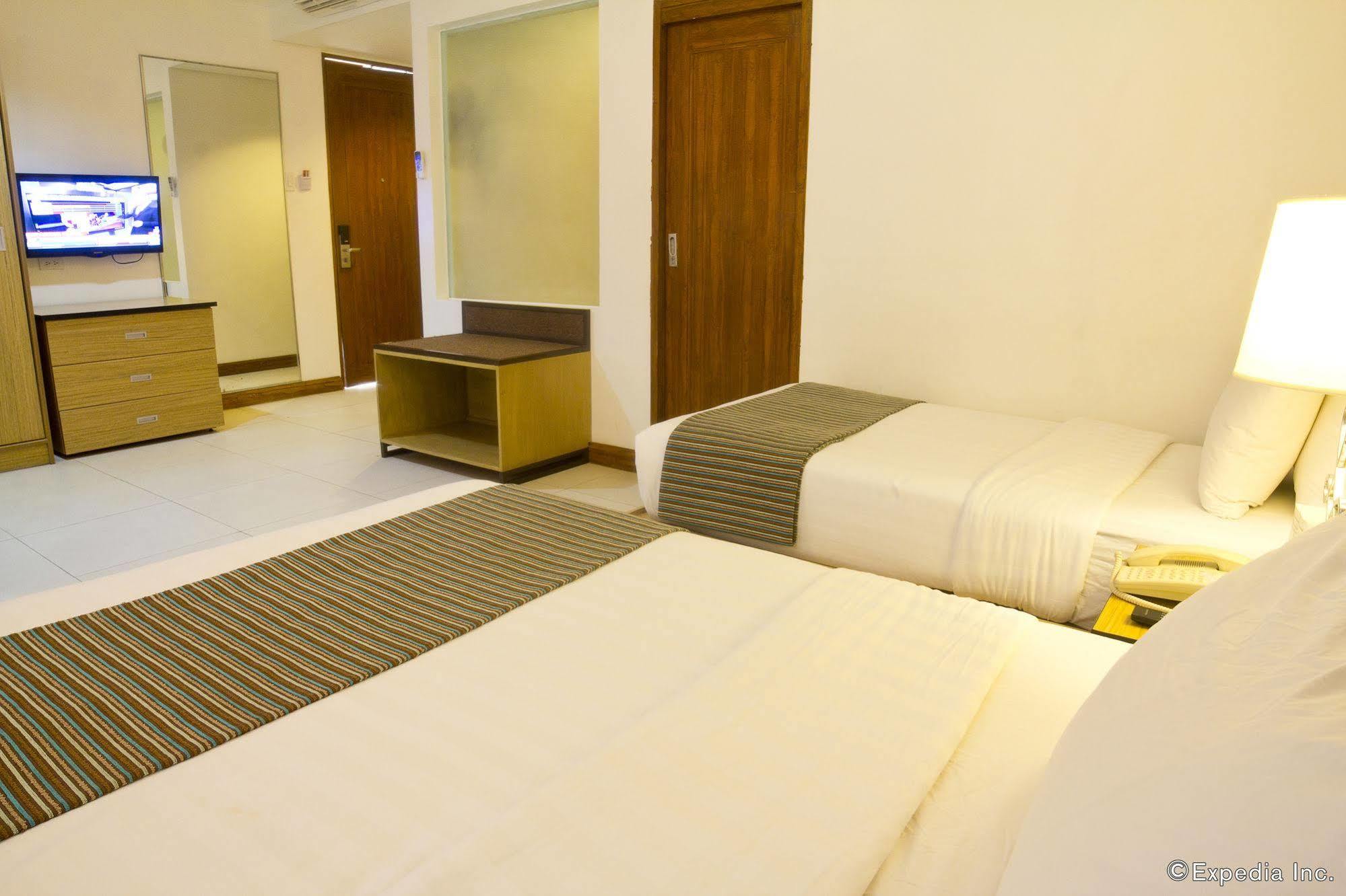Crown Regency Courtyard Resort Balabag  Екстер'єр фото
