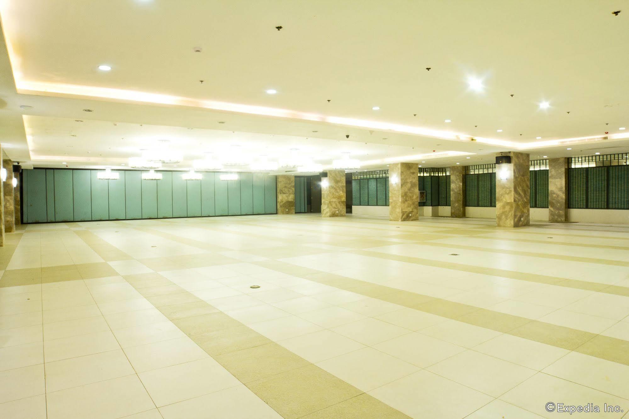 Crown Regency Courtyard Resort Balabag  Екстер'єр фото